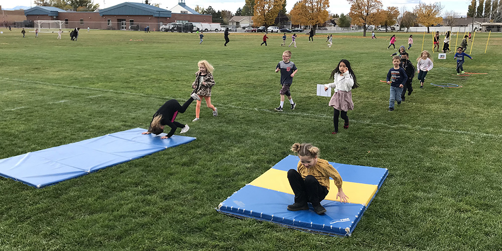 students race an obstacle course